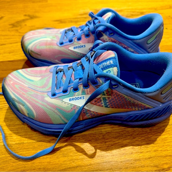 Brooks Shoes - Brooks Women's Adrenaline Gts 22 size 5 Easter